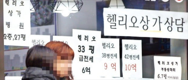 올해 1만1000가구에 이르는 ‘입주 폭탄’이 예고되면서 서울 강동구 아파트 전셋값은 4주째 서울 25개 구 가운데 가장 큰 하락폭을 보였다. 전셋값이 약세를 보이고 있는 서울 송파구 가락동 헬리오시티 인근의 한 중개업소.  /연합뉴스