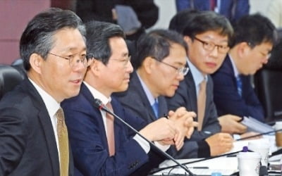 '수출 대들보' 반도체 휘청…83개월째 무역흑자 깨질 판