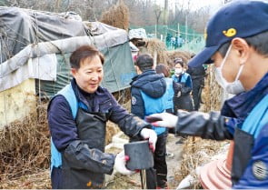 화우 변호사·직원 50여명…구룡마을에 '사랑의 연탄'