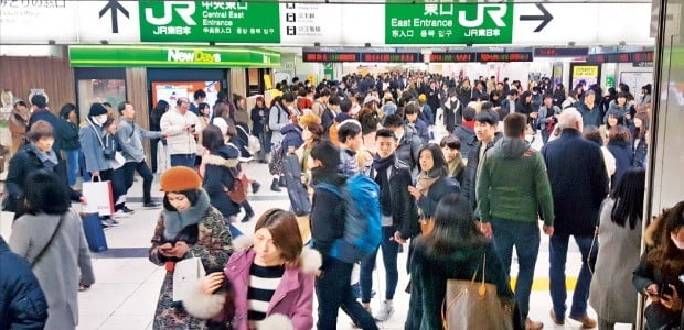 아베 신조 정부는 낮은 노동생산성을 끌어올리기 위해 탄력적 근로시간제 등 각종 개혁 조치를 발표하고 있다. 중소·중견기업이 밀집한 도쿄 신주쿠 지하철역에서 시민들이 출근을 서두르고 있다.  /도쿄=김영우  기자 youngwoo@hankyung.com 