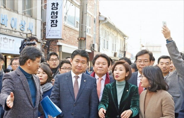 나경원 자유한국당 원내대표(왼쪽 네 번째)를 비롯한 한국당 의원들이 22일 목포를 방문해 ‘손혜원 의원 목포 투기 의혹’의 시발점이 됐던 게스트하우스 창성장 일대를 둘러보고 있다.    /연합뉴스 