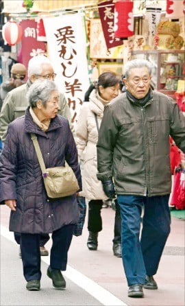 일본 도쿄 도시마구의 스가모 거리는 대표적 ‘노인 거리’다. 노인용품 상점이 밀집한 지역으로 표지판 글씨를 키우고, 차도와 인도 사이의 턱을 없애 노인친화적 환경을 조성했다.  /도쿄=김영우  기자  youngwoo@hankyung.com