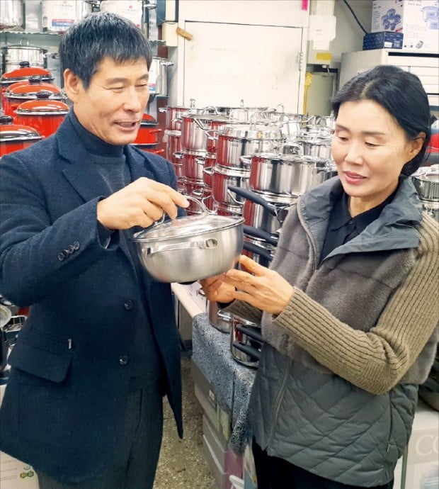 박종업 성남보물창고 대표(왼쪽)와 부인인 원근순 씨가 매장에서 주방제품에 대해 이야기하고 있다.  