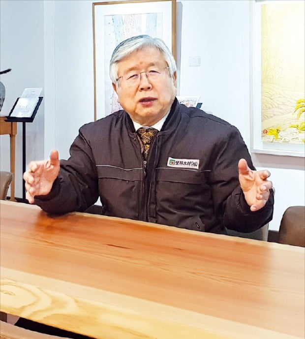 이경호 영림목재 회장이 인천 남동산업단지 내 전시장에서 통원목 테이블 ‘우드슬랩‘에 대해 설명하고 있다. 김낙훈 기자 