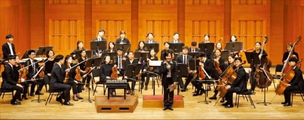 지난해 11월 서울 광진구 광림아트센터 장천홀에서 열린 ‘청소년 문화사랑의 날 음악회’에서 오케스트라를 이끈 여자경 지휘자가 공연 중간 관객에게 연주곡에 대해 설명하고 있다.  현대차 정몽구 재단 제공 