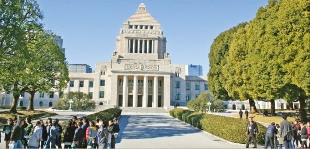 일본 학생들이 지난 23일 도쿄 지요다구 나가타초에 있는 일본 의회의사당을 둘러보고 있다. 일본 의사당은 1936년 지어진 좌우 대칭 건물로 정면에서 봤을 때 왼쪽에 중의원(하원), 오른쪽에 참의원(상원)이 배치돼 있다.     /도쿄=김동욱 특파원 