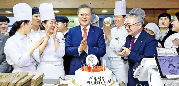 < “67세 생일 축하합니다” > 문재인 대통령이 67번째 생일을 맞은 24일 대전의 명물 성심당 빵집에서 튀김소보로를 구매한 뒤 직원들로부터 깜짝 생일 축하 케이크를 받고 있다.  /대전=허문찬 기자 sweat@hankyung.com 