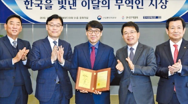 남학현 아이센스 사장(가운데)이 한국무역협회가 선정한 제115회  ‘한국을 빛낸 이달의 무역인상’을 받았다. 왼쪽부터 정영재 한빛회 수석부회장, 박태성 산업통상자원부 무역정책국장, 남 사장, 한진현 무역협회 부회장, 강승구 한빛회 회장.  /한국무역협회 제공
 