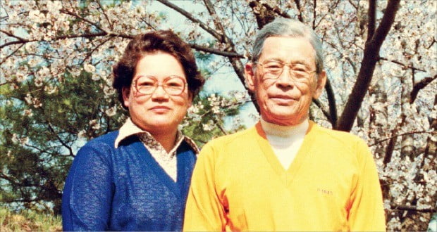 고(故) 이병철 삼성 창업주(오른쪽)와 이인희 한솔그룹 고문이 1984년 함께 찍은 사진. /한솔그룹 제공 