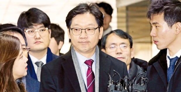 지난 대통령선거를 앞두고 댓글 조작을 공모한 혐의 등을 받아온 김경수 경남지사가 30일 서초동 서울중앙지법에서 열린 선고 공판에 출석하고 있다. 그는 1심에서 징역 2년의 실형을 선고받고 법정 구속됐다.  /연합뉴스 