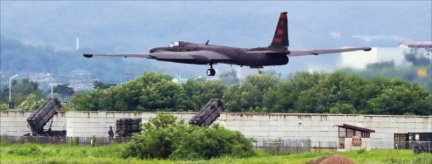 주한미군 오산공군기지에서 미군의 중요 정찰자산인 U-2 고고도 정찰기가 이착륙 훈련을 하고 있다.     /한경DB 