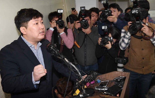 청와대의 KT&G사장 교체 압력, 적자 국채 발행 지시 등을 놓고 정부와 진실공방을 벌이고 있는 신재민 전 기획재정부 사무관이 2일 오후 서울 강남의 한 사무실에서 기자회견을 하고 있다.