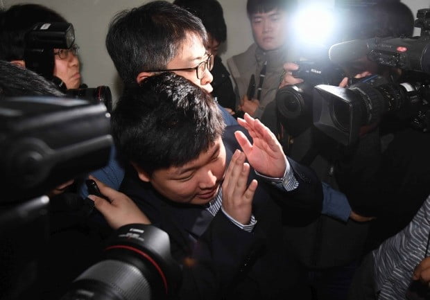 청와대의 KT&G사장 교체 압력, 적자 국채 발행 지시 등을 놓고 정부와 진실공방을 벌이고 있는 신재민 전 기획재정부 사무관이 2일 오후 서울 강남의 한 사무실에서 기자회견을 마친 뒤 나서고 있다.