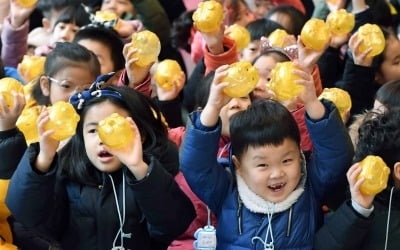 고사리 손으로 전하는 '사랑의 돼지저금통 전달식'