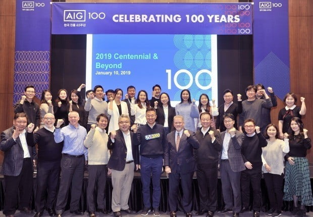 AIG손해보험은 지난 10일 서울 여의도 본사에서 ‘2019 AIG 글로벌 100주년 기념 시무식’을 개최했다. 민홍기 AIG손해보험 사장(앞 줄 왼쪽 여섯 번째)과 본부별 대표 직원들이 지속 가능한 성장을 함께 다짐하고 있다.