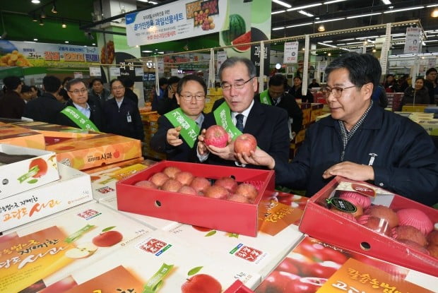 제수용품 수급 점검 나선 이개호 농림부 장관