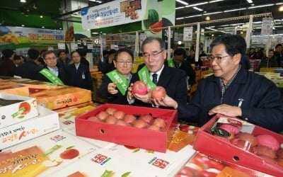 제수용품 수급 점검 나선 이개호 농림부 장관