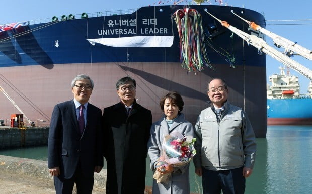 유창근 현대상선 사장(왼쪽부터)과 황호선 한국해양진흥공사 사장, 황 사장의 부인 노장미 씨, 정성립 대우조선해양 사장이 29일 ‘유니버설 리더’호의 명명 취항식에 참석해 기념 촬영하고 있다. 현대상선 제공