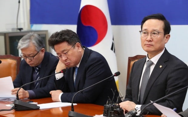 "김경수 힘내라" 지지 성명만 20명…민주당 삼권분립 훼손 논란