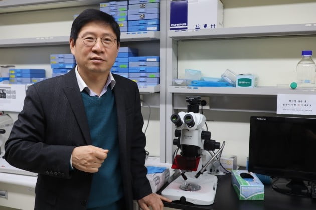 박주철 하이센스바이오 대표가 서울 연건동에 있는 부설 재생치의학연구소에서 개발 중인 충치-시린이 치료제 개발 등을 설명하고 있다.