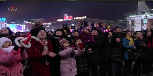 드론 띄우고 불꽃 터뜨리고…北도 화려한 축제 속 새해맞이