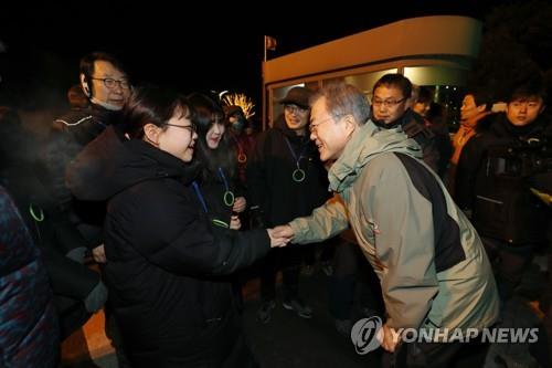 문대통령, 의인들과 해맞이 등반…"황금돼지 해, 풍요 가득하길"