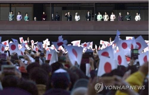 일왕, 신년인사서 "세계 안녕 기원"…아베는 '긍지있는 日' 강조