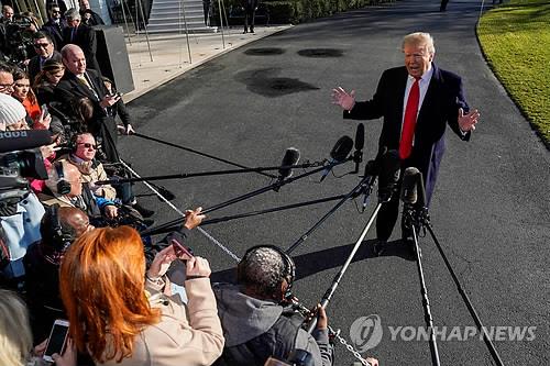 트럼프 "국경에 콘크리트 아닌 강철 장벽 세울 것"