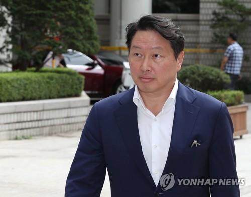 'SK 최태원·동거인에 악플' 누리꾼에 징역형 집행유예