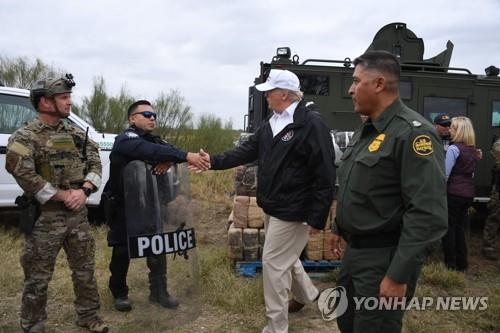 트럼프 "국가비상사태 선포할 절대적 권한 있다…법률에 명확"