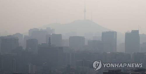 미세먼지 '기승' 도심·유원지 한산…유명 축제장은 북적