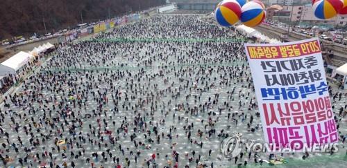 미세먼지 '기승' 도심·유원지 한산…유명 축제장은 북적