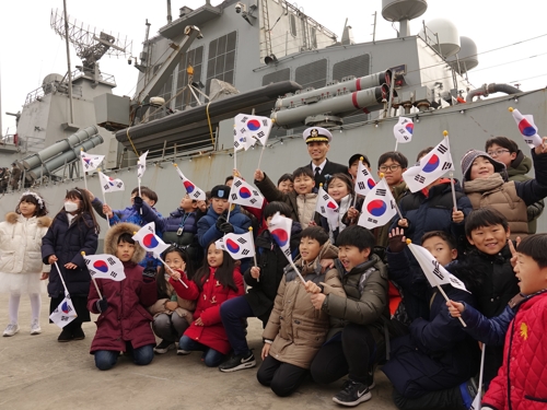 韓해군함, 환영 속 상하이 입항…'사드갈등' 후 첫 中 기항