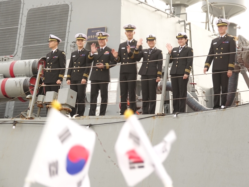 韓해군함, 환영 속 상하이 입항…'사드갈등' 후 첫 中 기항