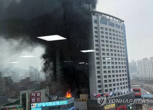 천안 호텔 화재 현장 아비규환…일부 투숙객 창 매달려 구조요청