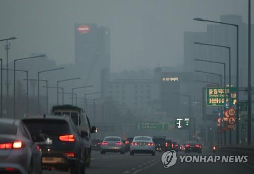 "숨을 못 쉬겠어요"…최악 미세먼지 공습에 전국이 '잿빛'