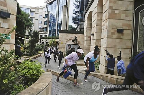 케냐 테러 사망자 21명으로 늘어…"용의자 2명 체포"