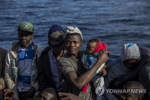 수십명 태운 난민구조선, 입항허가 못 받고 지중해에 발 묶여