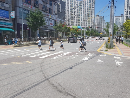 학교 앞 횡단보도 철거 갈등…학부모 "안전위협" vs "상권침체"