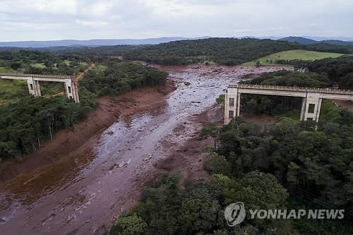 300명 실종 브라질 댐붕괴 현장서 밤샘수색…시신 9구 발견