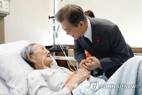 문대통령, 김복동 할머니 별세에 "역사 바로세우기 잊지 않겠다"