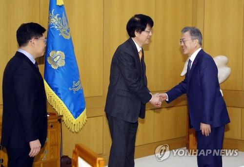 문대통령 "공직문화 경직…금지 아니면 다하도록 법령 해석해야"