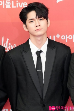 [TEN PHOTO] 워너원 옹성우 &#39;조각이 따로 없네&#39;