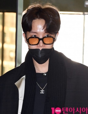 [TEN PHOTO]BTS 제이홉 &#39;전용기인데 많은 취재진에 깜짝이야&#39;