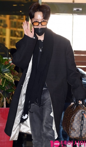 [TEN PHOTO]BTS 제이홉 &#39;월드투어 다녀올께요&#39;