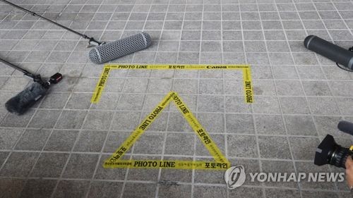 '양승태 패싱' 포토라인 논쟁 가열…"낙인찍기"vs"알권리 상징"
