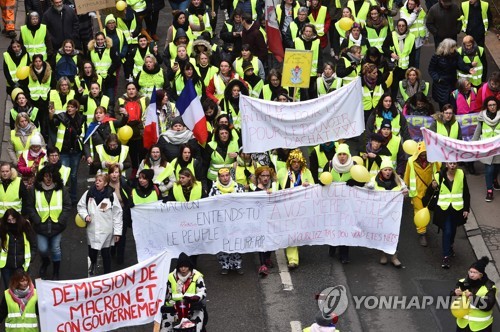 마크롱, 사회적 대토론 '승부수' 오늘 시작…실효 거둘까