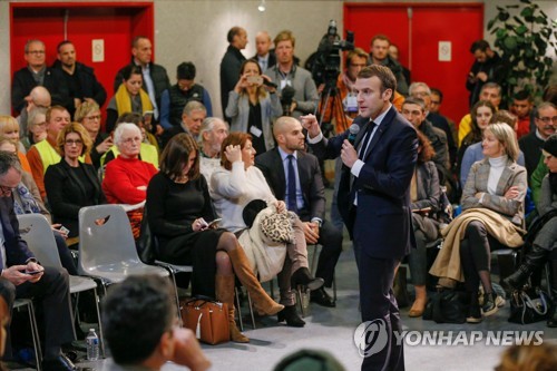 노란조끼 시민과 한자리에 선 마크롱…"저 은수저 아닙니다"