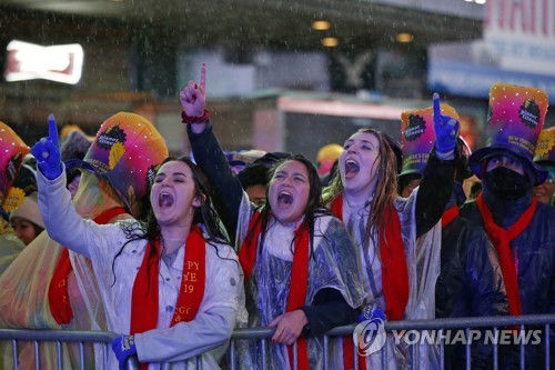 뉴욕 타임스스퀘어, 볼드롭 새해맞이…'형형색색 비옷' 구름인파