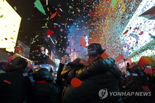 뉴욕 타임스스퀘어, 볼드롭 새해맞이…'형형색색 비옷' 구름인파